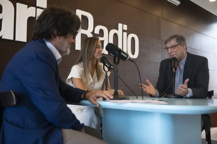 Cesar Troncoso, Magui Correa y Antonio Ladra, en el lanzamiento de la diaria Radio, en el Hotel NH Columbia el 11 de marzo de 2026 · Foto: Alessandro Maradei