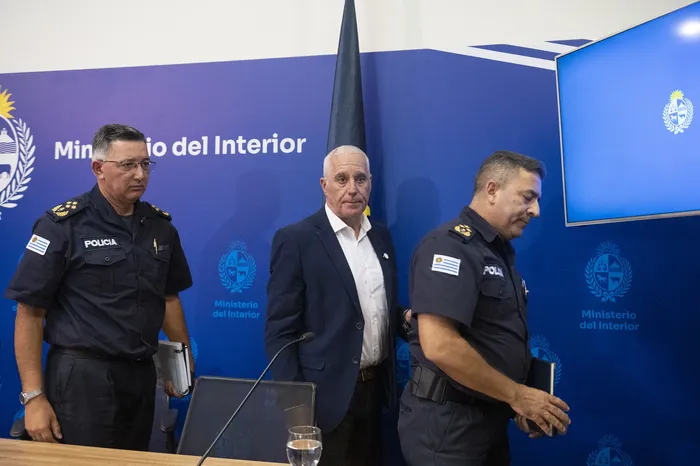 José Azambuya, Carlos Negro y Robert Taroco, el 13 de marzo, luego de la conferencia de prensa en la sede del Ministerio del Interior. · Foto: Alessandro Maradei