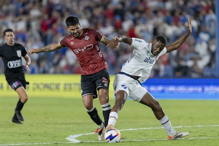 Nicolás Olivera, de Wanderers, y Gonzalo Carneiro, de Nacional (archivo, marzo). · Foto: Rodrigo Viera Amaral