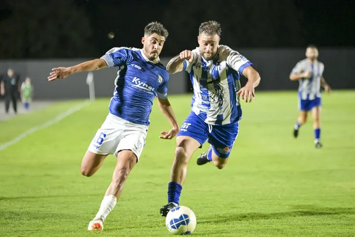 Santiago Aguinaga, zaguero de Colonia Capital, y Mateo Schiafino, jugador de Maldonado, durante el partido por los cuartos de final de la 22° Copa Nacional de Selecciones, el sábado 14 de marzo de 2026. · Foto: Ignacio Dotti