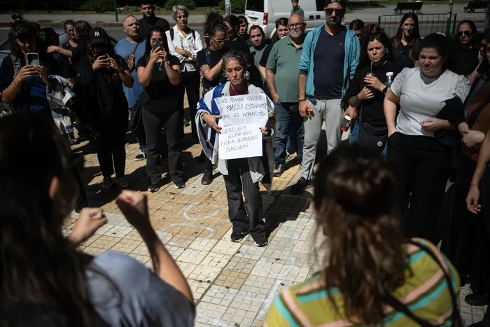 Concentración de familiares y docentes de alumnos sordos, el 18 de marzo,  frente a la ANEP. · Foto: Gianni Schiaffarino
