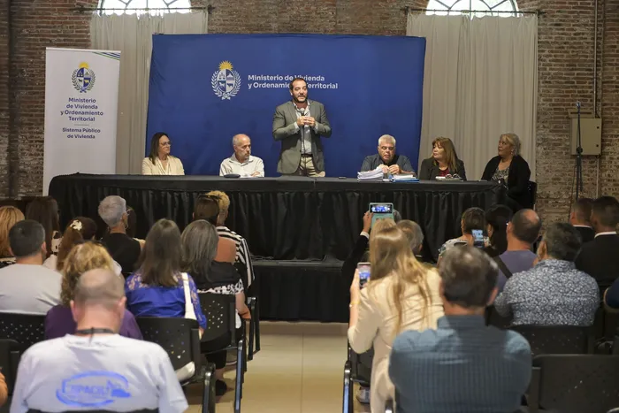 Acto por la escrituración de 160 viviendas entre las familias y la Dirección Nacional de Vivienda, el miércoles 18, en el Centro Cultural AFE · Foto: Ignacio Dotti