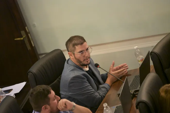 Edil del Frente Amplio, Emmanuel Martínez, durante la sesión en la Junta Departamental de Colonia (archivo, marzo de 2026) · Foto: Ignacio Dotti