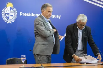 Yamandú Orsi y Juan Castillo, el 19 de marzo, previo a la conferencia de prensa en la Torre Ejecutiva. · Foto: Alessandro Maradei