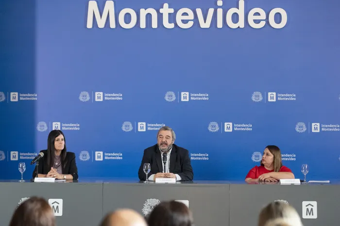 Viviana Repetto, Mario Bergara y Fiorella Buzeta, el viernes 20, en la Intendencia de Montevideo. · Foto: Alessandro Maradei