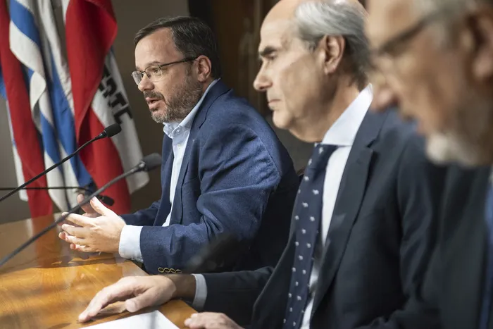 Felipe Schipani, Pablo Abdala y Gerardo Sotelo, el 24 de abril en el edificio Anexo del Parlamento. · Foto: Gianni Schiaffarino