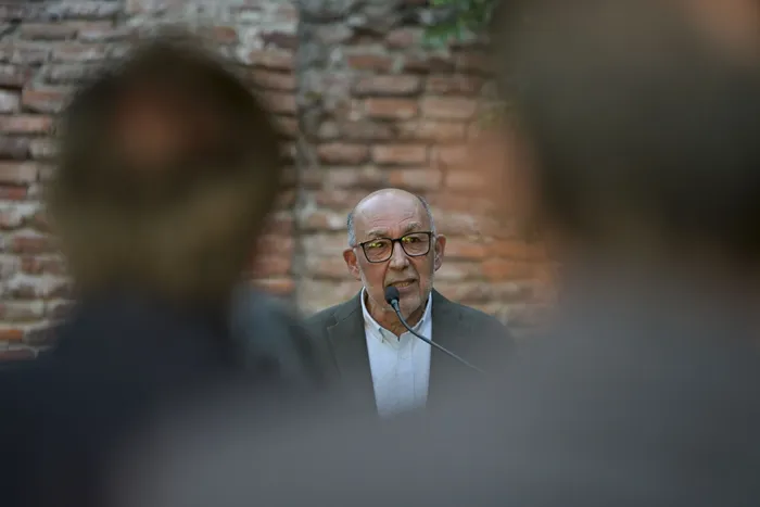 Carlos Deganello, director de Cultura de la Intendencia de Colonia, en el Centro Cultural Bastión del Carmen, el 24 de marzo de 2026. · Foto: Ignacio Dotti