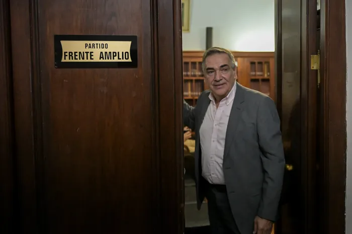 Intendente de Colonia, Guillermo  Rodríguez, tras visitar la bancada de ediles del Frente Amplio, el 24 de marzo de 2026 · Foto: Ignacio Dotti