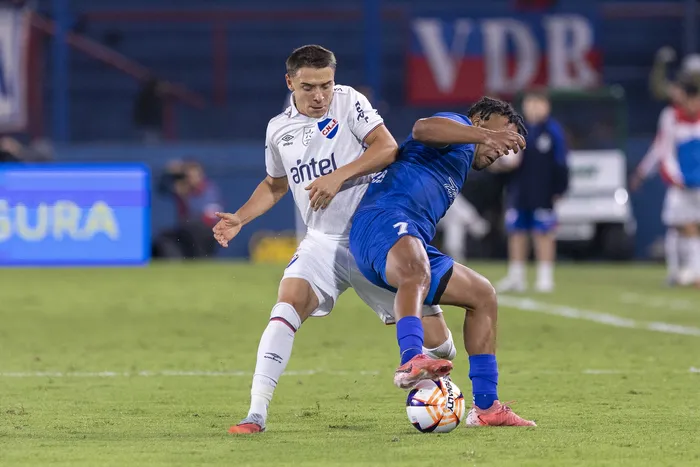 Federico Bais, de Nacional, y Gustavo Viera, de Cerro Largo, durante un partido por el Torneo Apertura 2026 en el estadio Gran Parque Central. · Foto: Rodrigo Viera Amaral