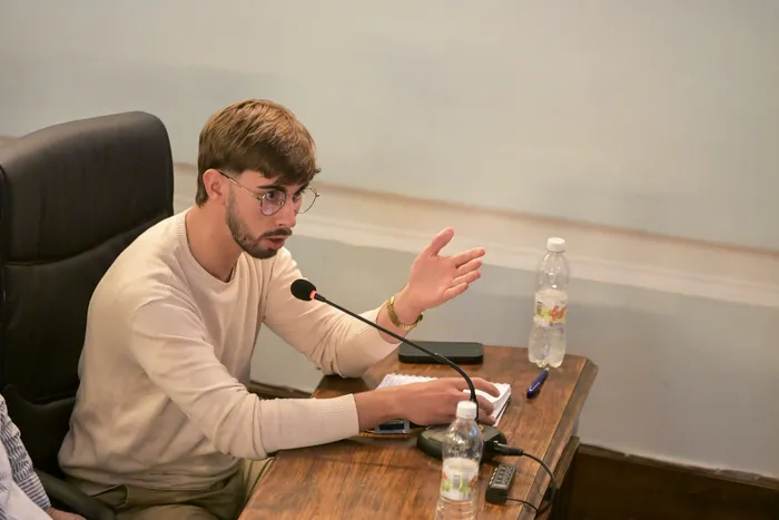 Enzo Poggio, edil del Frente Amplio, durante una sesión en la Junta Departamental de Colonia (archivo, marzo de 2026). · Foto: Ignacio Dotti