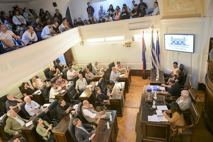 Ex trabajadores de Yazaki y Cla Sienz, el 24 de marzo, en la Junta Departamental de Colonia. · Foto: Ignacio Dotti
