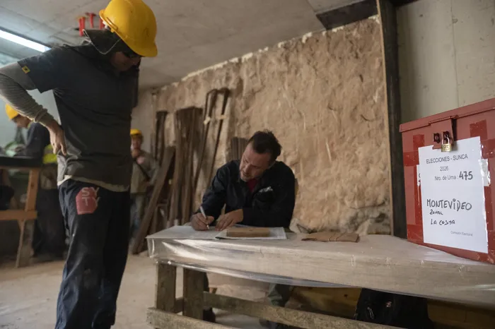 Votaciones del SUNCA en una obra en Pocitos, el 25 de marzo. · Foto: Alessandro Maradei