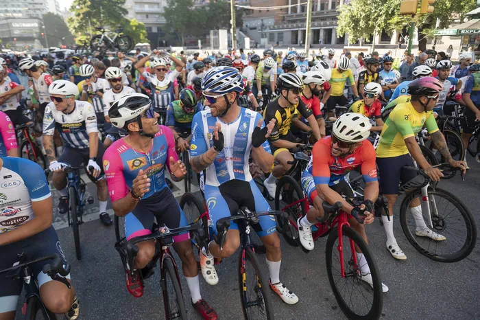 Previo a la largada de la Vuelta Ciclista del Uruguay, el 26 de marzo, en la explanada de la Intendencia de Montevideo. · Foto: Alessandro Maradei
