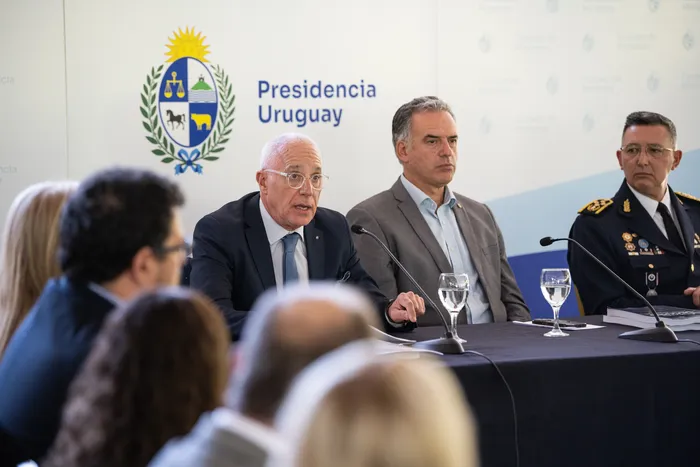 Carlos Negro, Yamandú Orsi y José Azambuya, el 26 de marzo, en la Sociedad Criolla Dr. Elías  Regules. · Foto: Gianni Schiaffarino