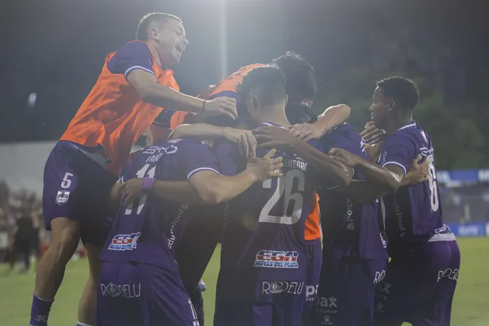 Jugadores de Defensor Sporting festejan tras ganarle a  Albion, en el estadio Franzini (archivo). · Foto: Rodrigo Viera Amaral