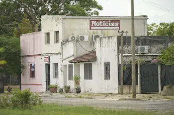 Sede del semanario _Noticias_, el 2 de abril, en Juan Lacaze. · Foto: Ignacio Dotti