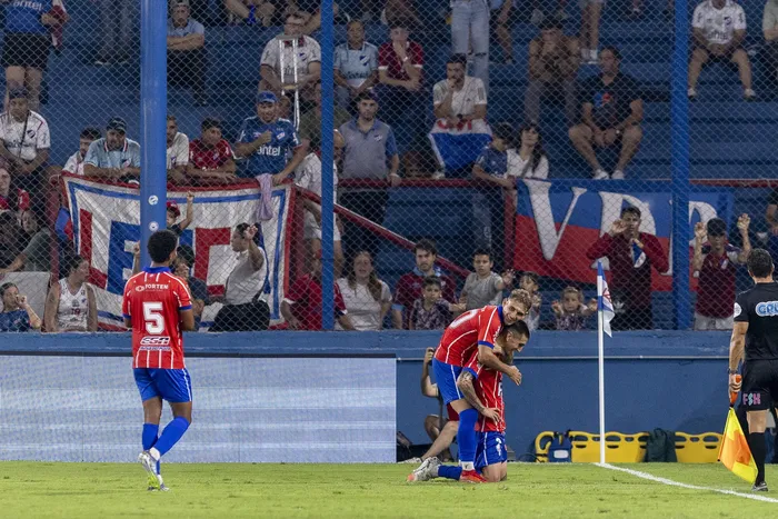Máximo Alonso y Franco Muñoz, de Central Español, tras convertir el gol del palermitano. · Foto: Rodrigo Viera Amaral