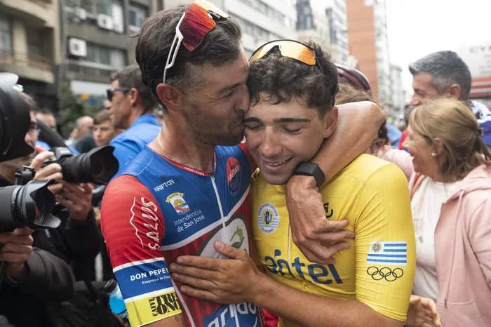 Anderson Maldonado y Pablo Bonilla, ganador de la Vuelta Ciclista, el 5 de abril, en la Intendencia de Montevideo. · Foto: Alessandro Maradei