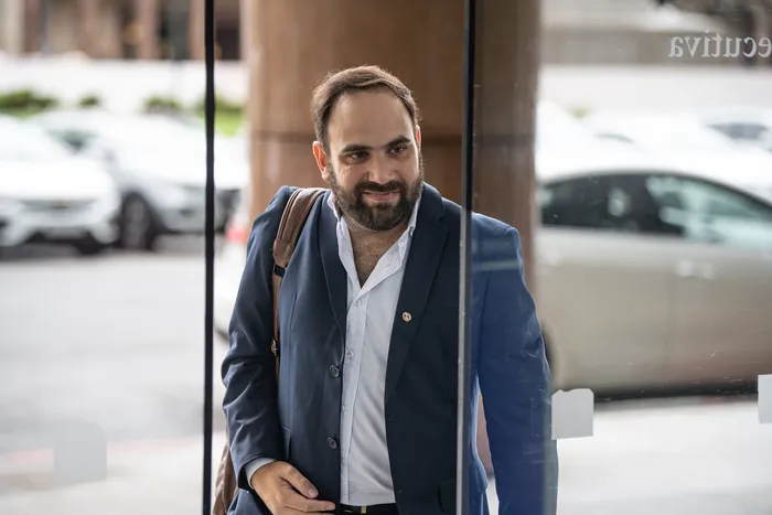 Gonzalo Civila, el 7 de abril, ingresando a la Torre Ejecutiva. · Foto: Gianni Schiaffarino