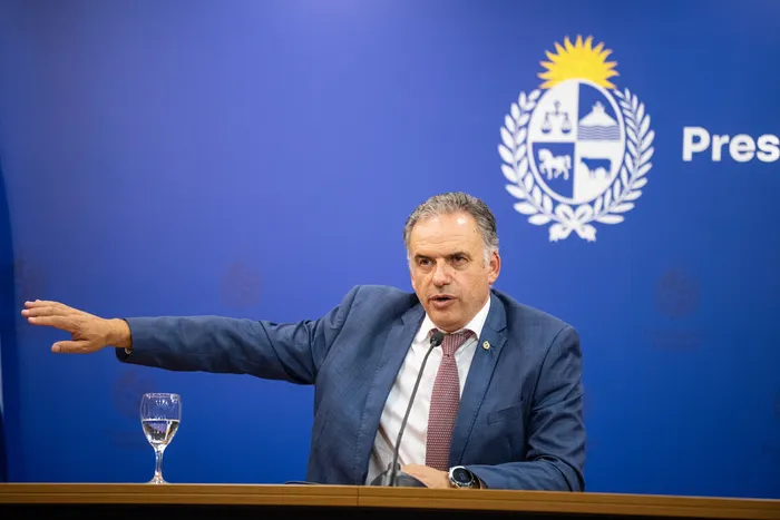 Yamandú Orsi, el 7 de abril, durante una conferencia de prensa en la Torre Ejecutiva, en Montevideo. · Foto: Gianni Schiaffarino