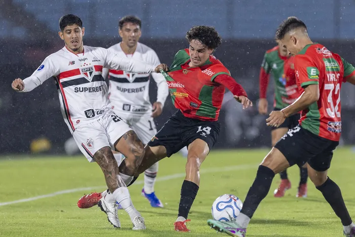 Alan Franco, de San Pablo y Federico Dafonte y Yair González, de Boston River, el 7 de abril, en el estadio Centenario. · Foto: Rodrigo Viera Amaral