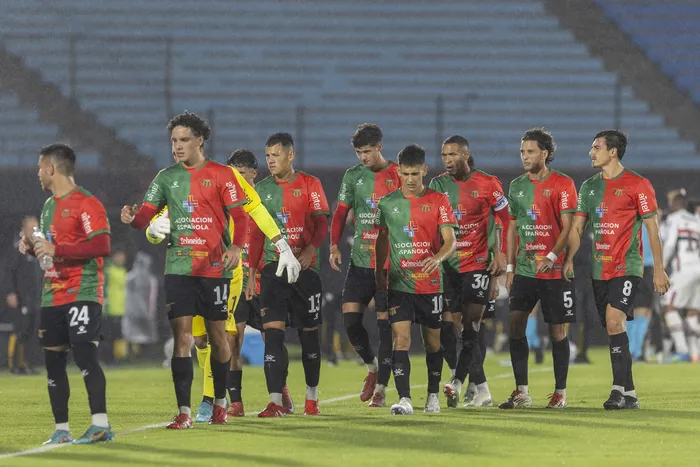 Jugadores de Boston River, el 7 de abril, en el estadio Centenario. · Foto: Rodrigo Viera Amaral