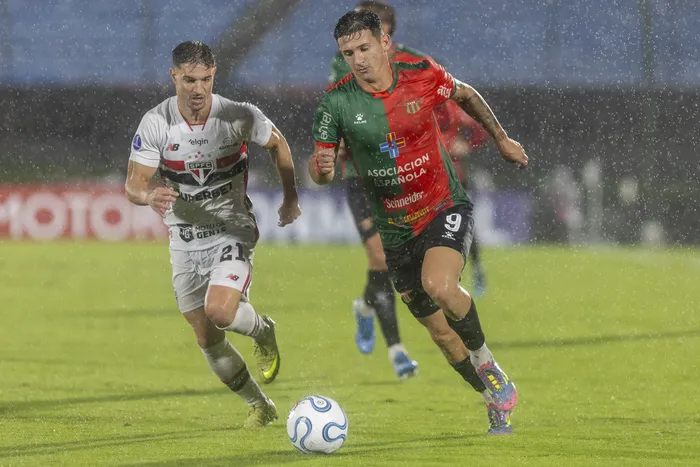 Cedric Alves, de San Pablo y Alexander González, de Boston River, el 7 de abril, en el estadio Centenario. · Foto: Rodrigo Viera Amaral