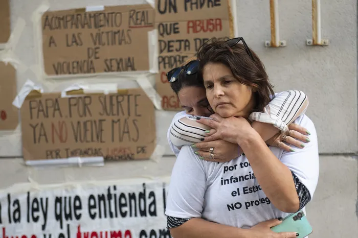 Mercedes Pereira y Ana Martínez, madre y hermana de Moisés, tras conocer su sentencia, el 8 de abril, en el Juzgado de Juan Carlos Gómez. · Foto: Alessandro Maradei