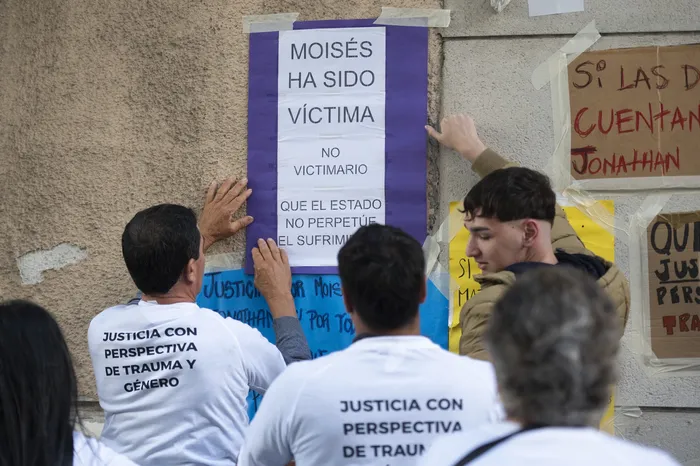 Movilización en apoyo a Moisés, el 8 de abril, en el juzgado de Juan Carlos Gómez. · Foto: Alessandro Maradei