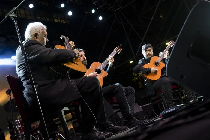 Julio Cobelli (I), DIego Oyhantcabal y Enzo Fernández, durante el homenaje a Alfredo Zitarrosa, el 11 de abril. · Foto: Inés Guimaraens