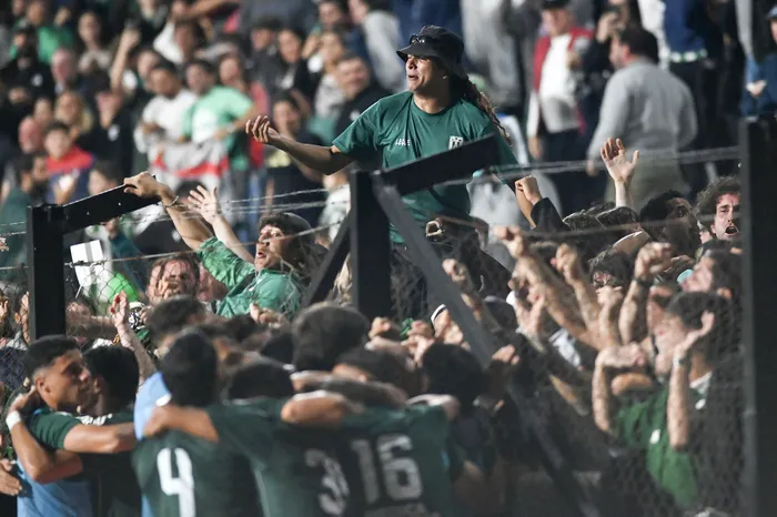 Jugadores e hinchas de Racing festejan el triunfo el 12 de abril ante Wanderers, en el Parque Viera. · Foto: Alessandro Maradei
