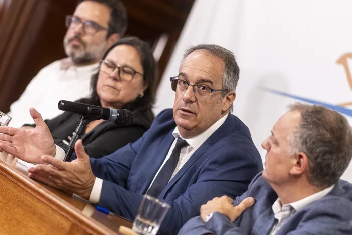 Sebastian Valdez , Gabriela Verde, Carlos Mahia, Gabriel Quirici y Virginia Villalba, tras presentar plan para la Universidad de la Educación en el Senado, el 13 de abril · Foto: Ernesto Ryan