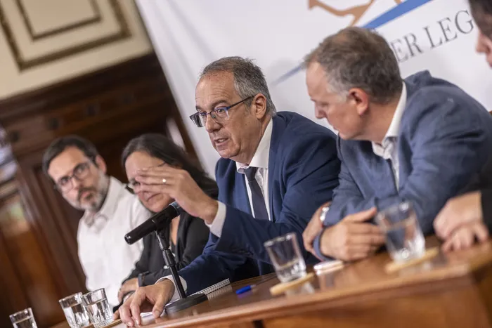 José Carlos Mahía junto a las autoridades del MEC, en el Palacio Legislativo (archivo, abril de 2026) · Foto: Ernesto Ryan