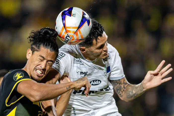 Mauricio Lemos, de Peñarol, y Ruben Bentancourt, de Liverpool, el 13 de abril en el Campeón del Siglo. · Foto: Rodrigo Viera Amaral