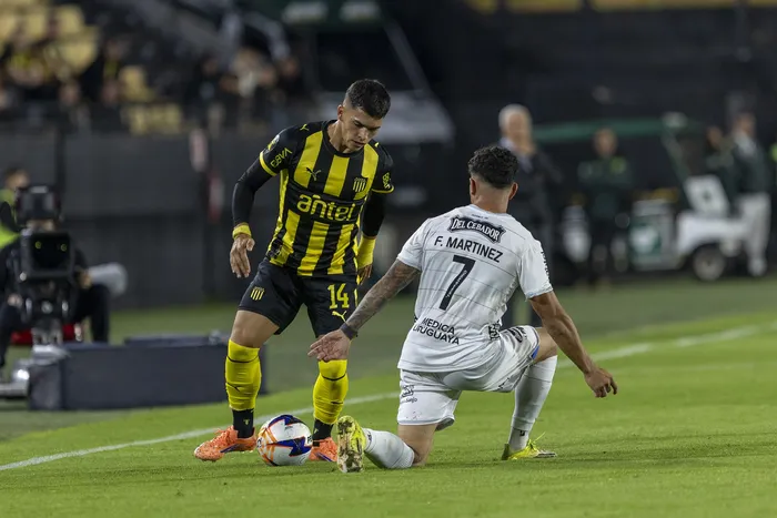Kevin Rodríguez, de Peñarol y Federico Martínez, de Liverpool, en el Campeón del Siglo (archivo, abril de 2026). · Foto: Rodrigo Viera Amaral