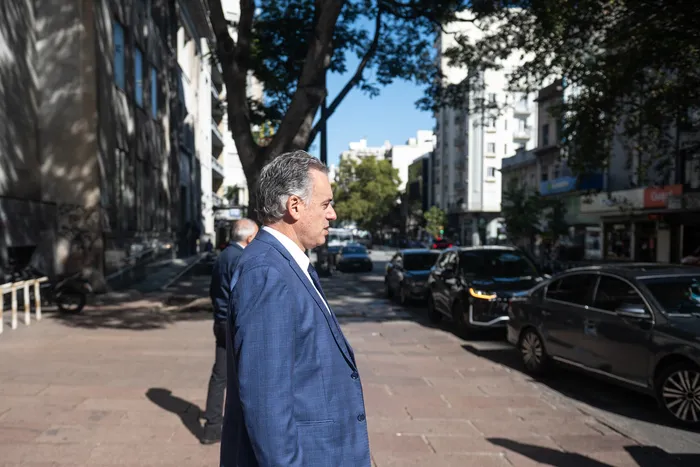 Yamandú Orsi, el 14 de abril, en la Biblioteca Nacional. · Foto: Gianni Schiaffarino