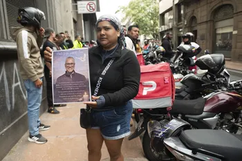 Movilización de trabajadores de Pedidos Ya, tras la muerte de un trabajador, el 14 de abril. · Foto: Alessandro Maradei