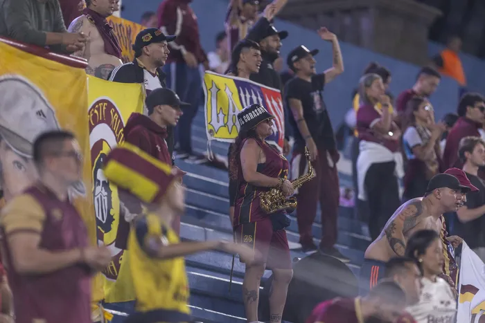 Hinchas de Deporte Tolima, el 14 de abril, durante el partido con Nacional en el Gran Parque Central. · Foto: Rodrigo Viera Amaral