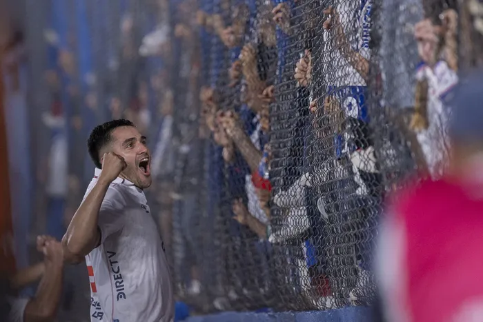 Maximiliano Gómez durante el festejo del segundo gol frente a Deportes Tolima, el 14 de abril en el Gran Parque Central. · Foto: Rodrigo Viera Amaral