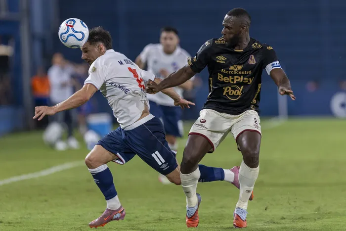 Maximiliano Silvera, de Nacional y Anderson Angulo, de Deportes Tolima, durante el partido disputado el 14 de abril, en el Gran Parque Central. · Foto: Rodrigo Viera Amaral
