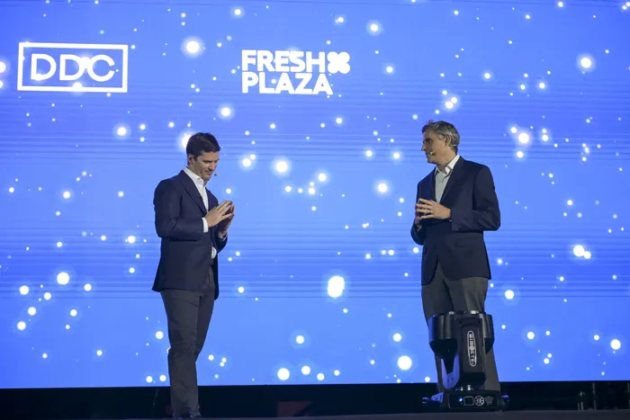 Juan Antonio Damiani, director de DDC Desarrollos, y Carlos Calleja, CEO de Grupo Calleja, el 14 de abril, en la presentación de Fresh Plaza Colonia en la Plaza de Toros. · Foto: Ignacio Dotti