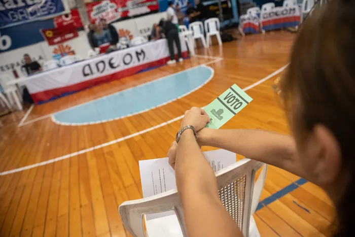 Asamblea de Adeom, el 15 de abril, en el Club Cordón. · Foto: Gianni Schiaffarino