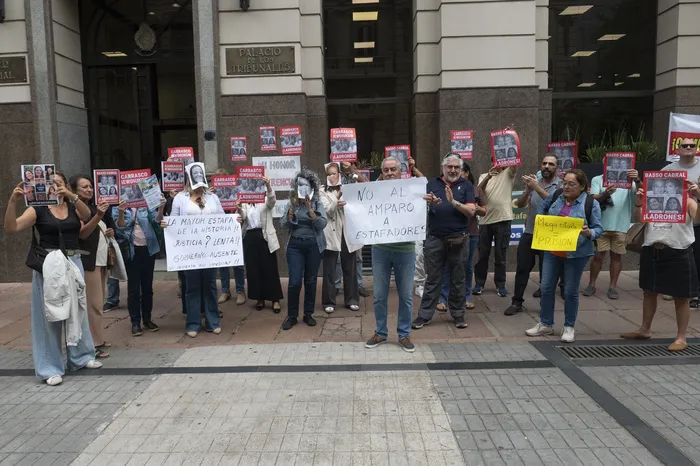 Damnificados de Conexión Ganadera en la puerta del Palacio de Tribunales, el 15 de abril · Foto: Alessandro Maradei