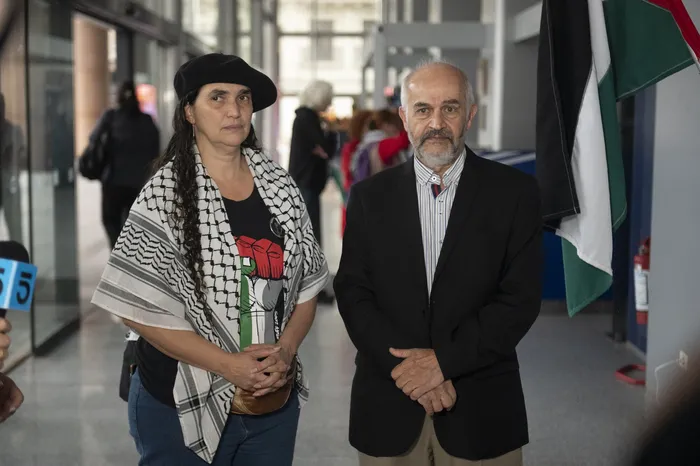 Fernanda Aguirre y Christian Mirza, durante la entrega de carta de la Cordinadora por Palestina en Torre Ejecutiva. · Foto: Alessandro Maradei