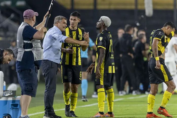 Diego Aguirre, Lucas Ferreira y Luis Angulo, durante el partido por Copa Libertadores frente a Platense, en el Campeón del Siglo. · Foto: Rodrigo Viera Amaral