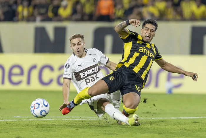 Eugenio Raggio, de Platense, y Matías Arezo, de Peñarol, el 16 de abril, por la fase de grupos de la Copa Libertadores 2026, en el Campeón del Siglo. · Foto: Rodrigo Viera Amaral