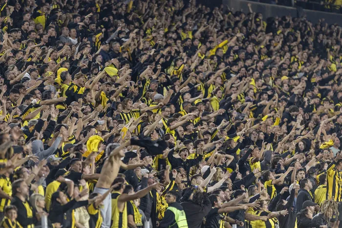 Hinchada de Peñarol. Foto: Rodrigo Viera Amaral (archivo, abril de 2026)