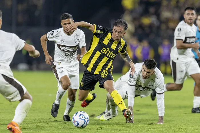 Franco González, de Peñarol, contra Platense por la fase de grupo de la Copa LIbertadores, el 16 de abril, en el estadio Campeón del Siglo. Foto: Rodrigo Viera Amaral