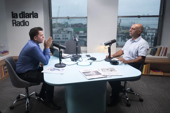 Leonardo García, presidente de a Cámara de Industrias del Uruguay, y Marcelo Abdala, presidente del PIT-CNT, en _la diaria Radio_, el 17 de abril. · Foto: Alessandro Maradei