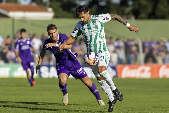 Lucas Agazzi, de Defensor Sporting y  Martín Ferreira, de Racing por la fecha 12 del torneo Apertura · Foto: Rodrigo Viera Amaral
